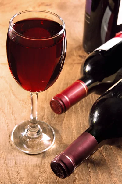 Wino w szklance z butelki — Zdjęcie stockowe