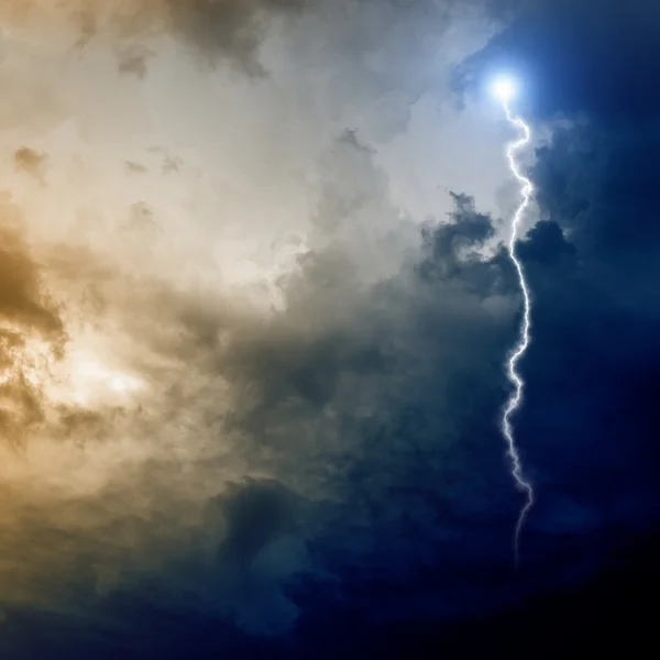 Lightning in dark sky — Stock Photo, Image