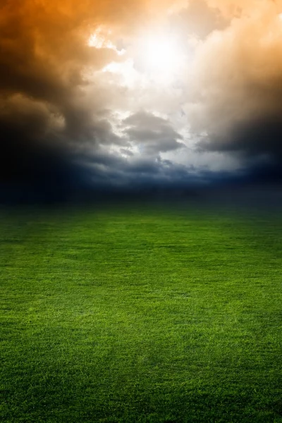 Ciemne niebo, zielone pola — Zdjęcie stockowe