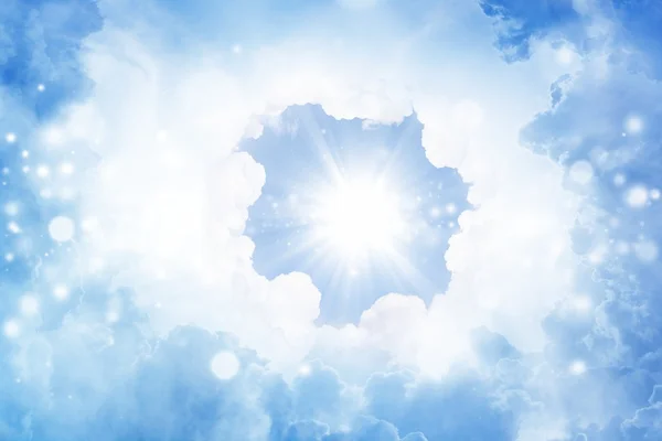 Яскраве сонце на блакитному небі — стокове фото