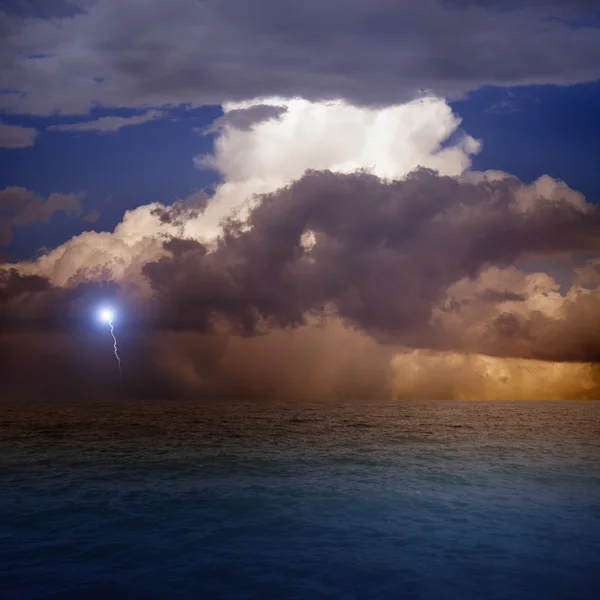 Драматическое небо и море — стоковое фото