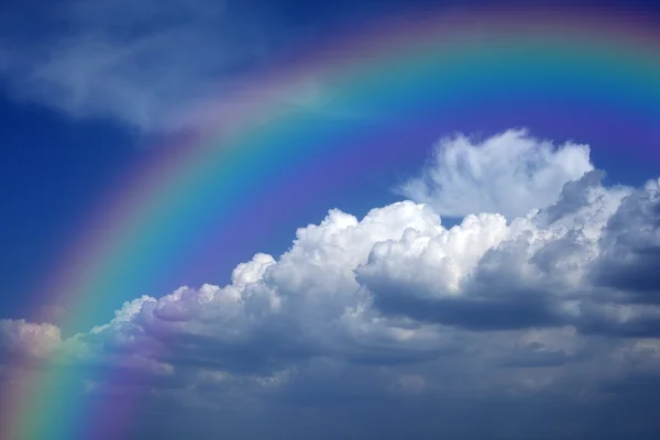 Hemel met regenboog — Stockfoto