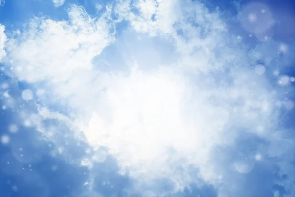 Прекрасне блакитне небо з яскравим сонцем — стокове фото