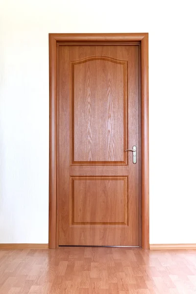 Brązowe drzwi w ścianie biały — Zdjęcie stockowe