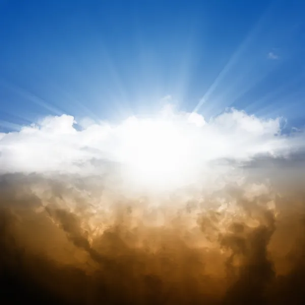 Jasné slunce v nebi — Stock fotografie