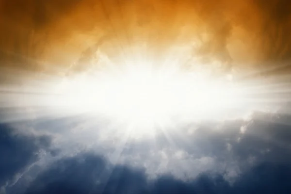 Яркое солнце в темном небе — стоковое фото
