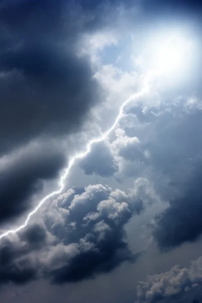 Blixtnedslag i mörk himmel — Stockfoto