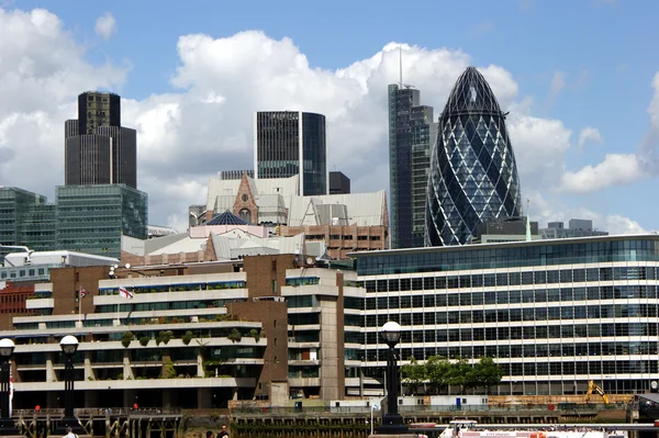 ロンドン塔とロンドンのシティの高層ビル — ストック写真