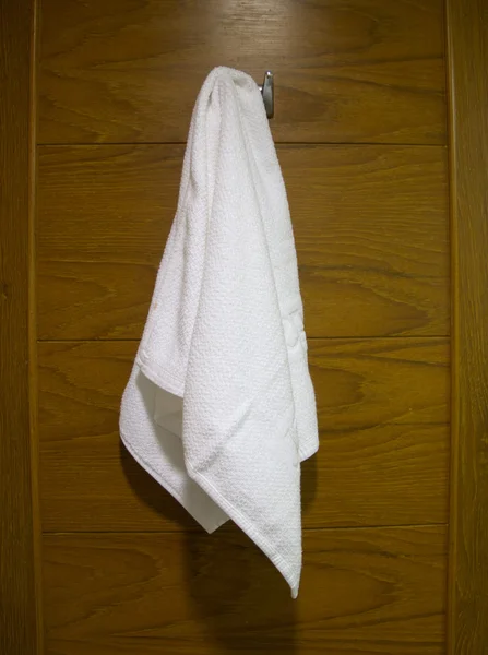 Handduk på en dörr — Stockfoto