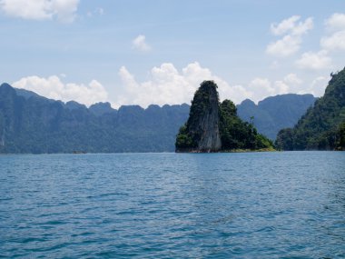 bulut, gök, dağ ve ratchapapa baraj, Tayland