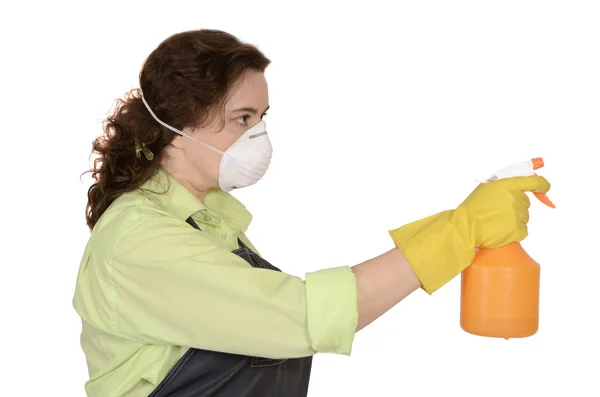 La femme avec un pulvérisateur à la main et dans un respirateur (3 ) — Photo