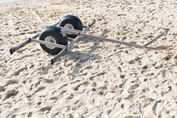 Трейлер лодки на пляже — стоковое фото