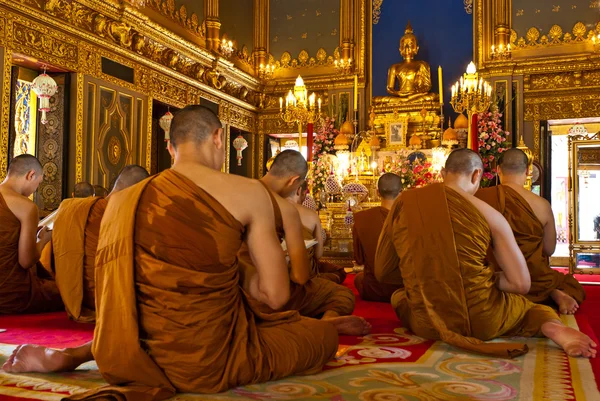 Buddhist monks praying (Thailand) — Stock Photo, Image