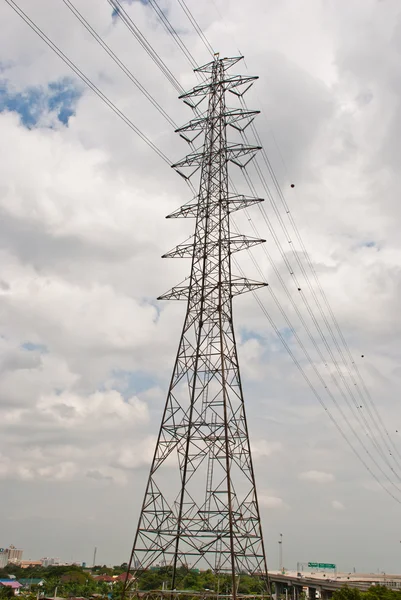 曇りの日の高出力電柱 — ストック写真