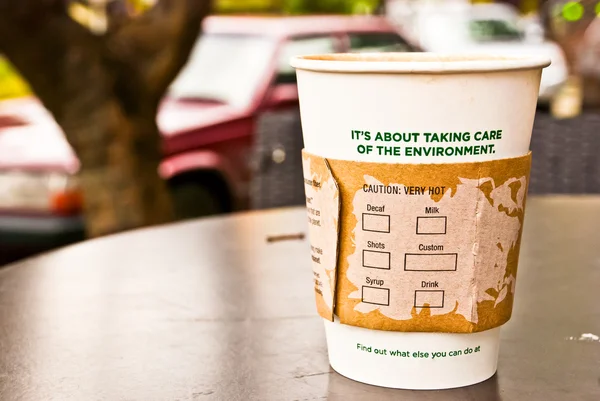 Uma xícara de café quente em copo de papel para o meio ambiente — Fotografia de Stock