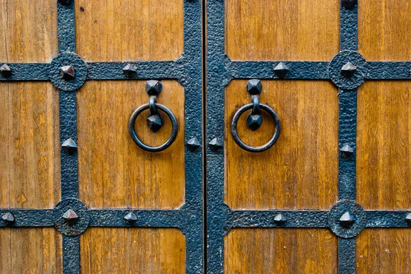 Drewniane drzwi z klamką drzwi metalowe — Zdjęcie stockowe