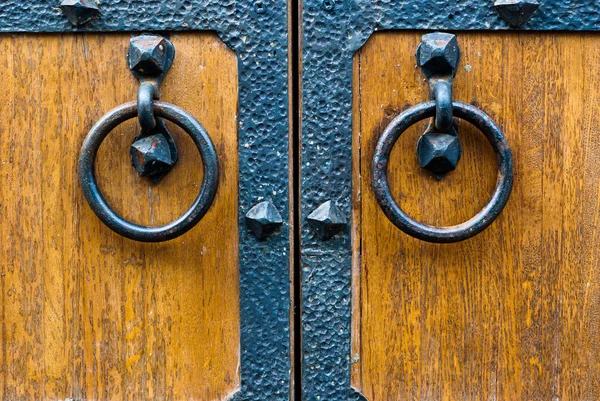 Closeup of wooden door with metal door handle — Stock Photo, Image