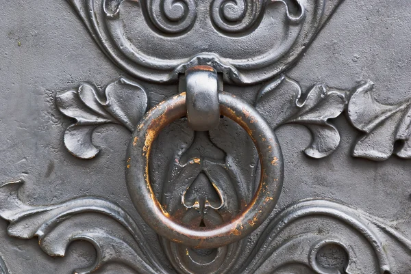 Крупный план металлической двери с металлической дверной ручкой — стоковое фото