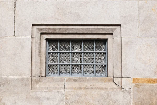 Oude vergrendelde venster op bakstenen muur — Stockfoto