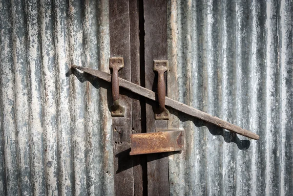 Oude metalen sluis en metalen deur — Stockfoto