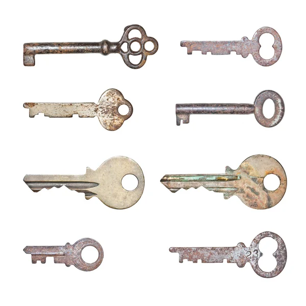 Коллекция ржавых старых ключей на изолированном белом фоне — стоковое фото