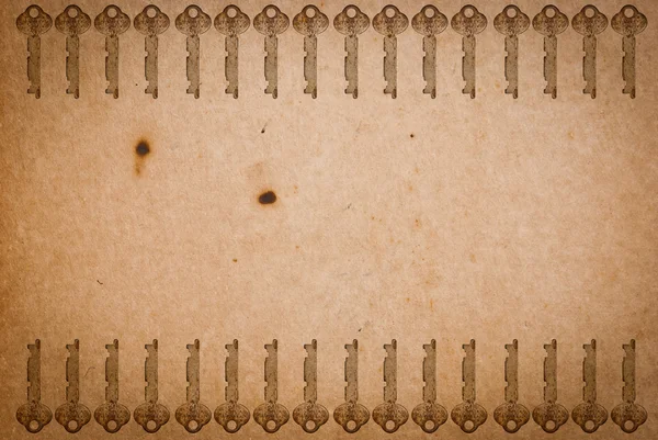 古い紙の背景に錆びた鍵 — ストック写真