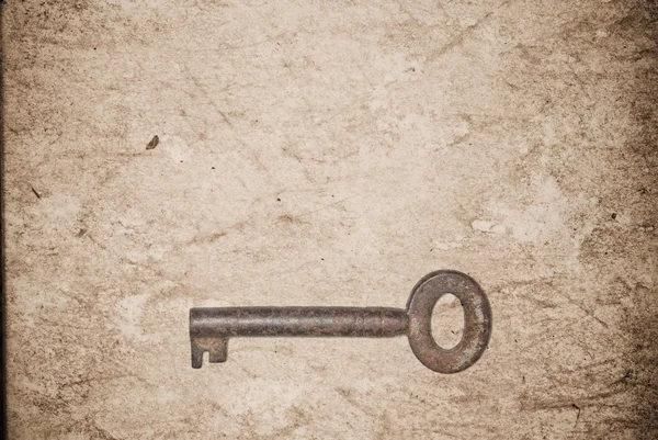 Ржавые ключи на старом бумажном фоне — стоковое фото