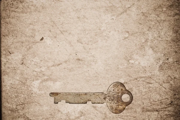 오래 된 종이 바탕에 녹슨 열쇠 — 스톡 사진