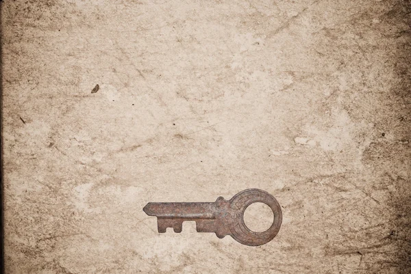 Σκουριασμένο κλειδιά σε παλιά φόντο του χαρτιού — Φωτογραφία Αρχείου