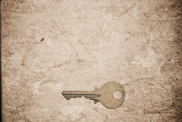 旧纸张背景上生锈的钥匙 — 图库照片