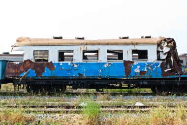 Tren bahçeden alınan gürültüyle çarpmak ya da hasarlı tren enkazı