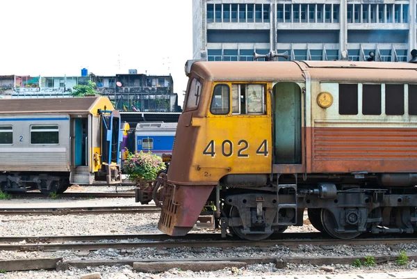 Old diesel train moving away from train station — Stock Photo, Image