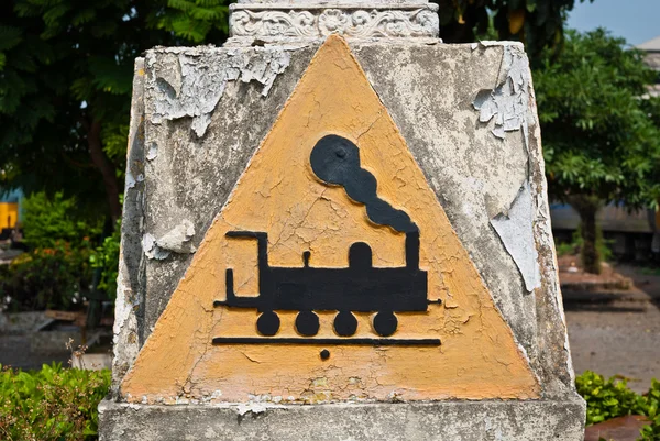 Símbolo do comboio triangular de betão — Fotografia de Stock