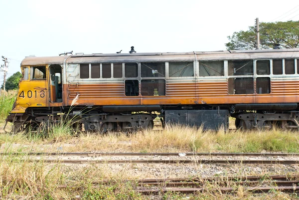 Старий і виведений з експлуатації дизельний двигун поїзд — стокове фото