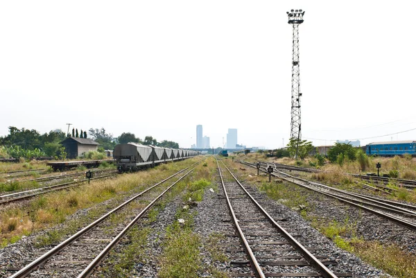 Múltipla linha ferroviária com trem de carga à esquerda — Fotografia de Stock