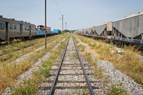 Ferroviária olhando para a frente com destroços de trem à esquerda — Fotografia de Stock