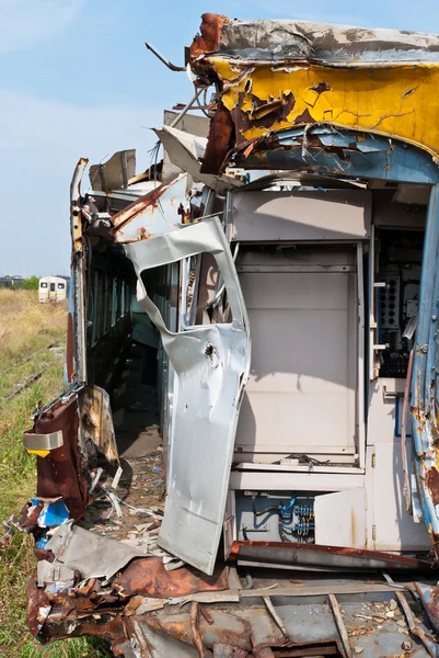 Een wrak van verpletterde of beschadigde trein genomen uit trein werf — Stockfoto