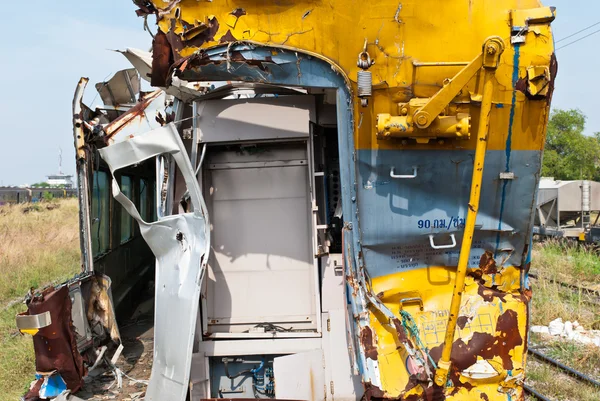 Руйнування аварійного або пошкодженого поїзда, взятого з двору поїзда — стокове фото