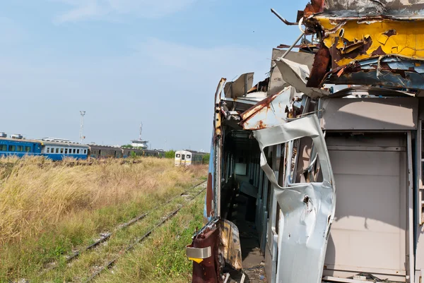 Un relitto di treno schiantato o danneggiato preso dal cantiere ferroviario — Foto Stock