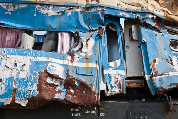 Tren bahçeden alınan gürültüyle çarpmak ya da hasarlı tren enkazı — Stok fotoğraf