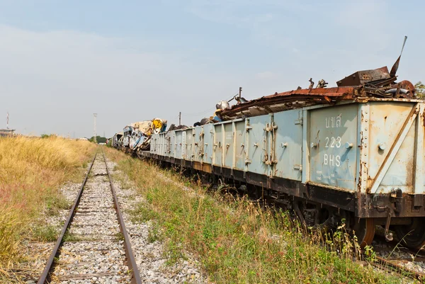 Ferrocarril mirando hacia adelante con restos de tren a la derecha — Foto de Stock