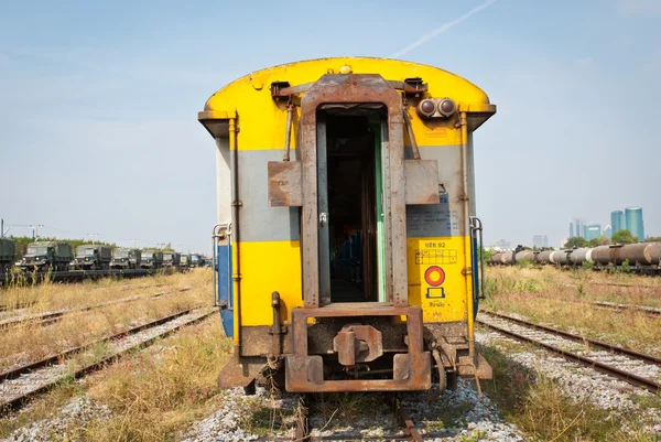 Желтый пассажирский вагон — стоковое фото