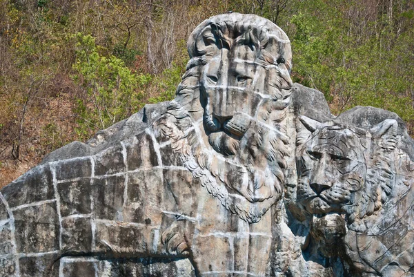 Sculpture en pierre de lion — Photo