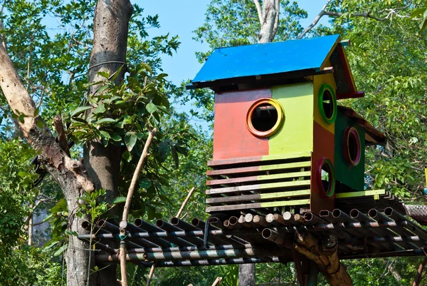 Colorido pájaro casa — Foto de Stock
