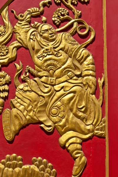 Oeuvre d'art murale chinoise dorée sur bois rouge — Photo