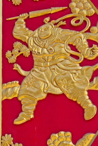 Obra de arte de parede dourada chinesa em madeira vermelha — Fotografia de Stock