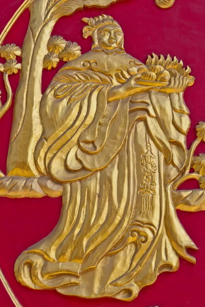 Obra de arte de parede dourada chinesa em madeira vermelha — Fotografia de Stock