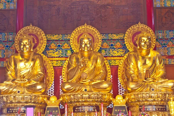 Deus chinês estátua de ouro do templo chinês — Fotografia de Stock