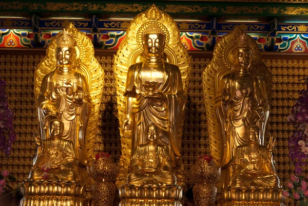 Deus chinês estátua de ouro do templo chinês — Fotografia de Stock