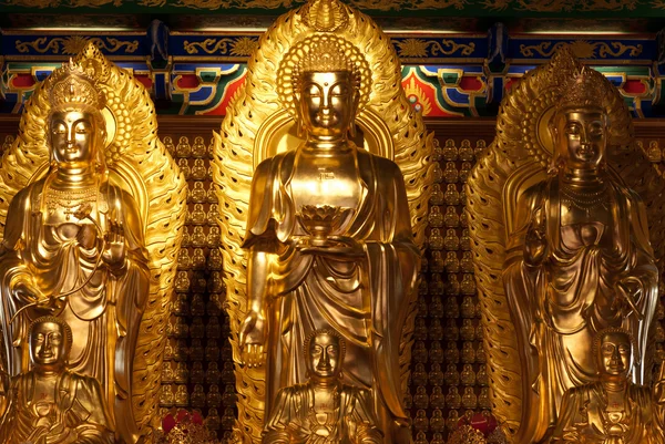 Золотая статуя китайского бога из китайского храма — стоковое фото